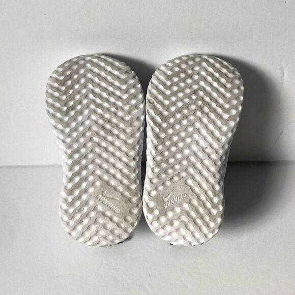 Nike Revolution 5 Fable Size 4C CW1605-100 - Picture 8 of 9